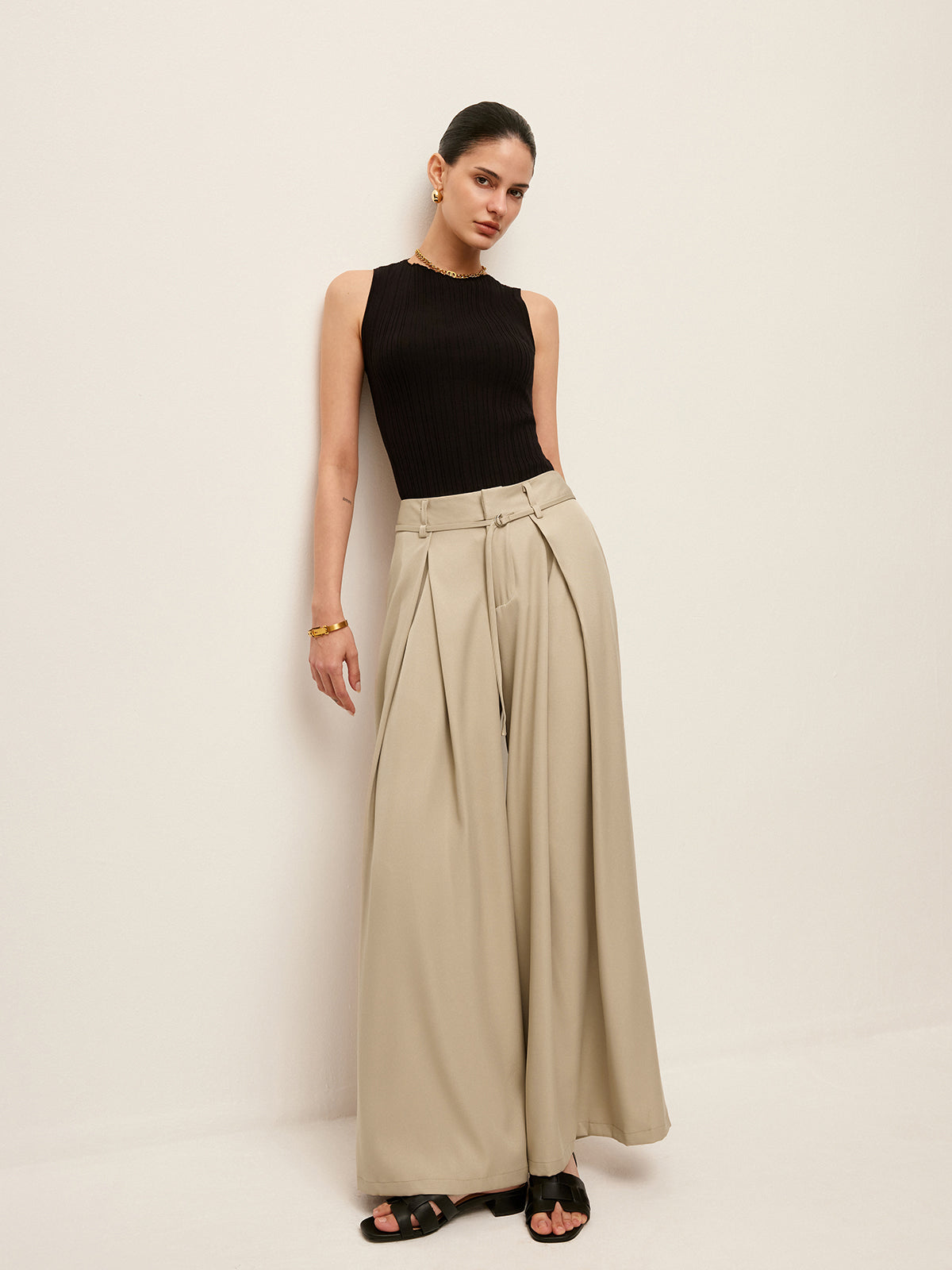 Hose mit hoher Taille, Gürtel und Taschen