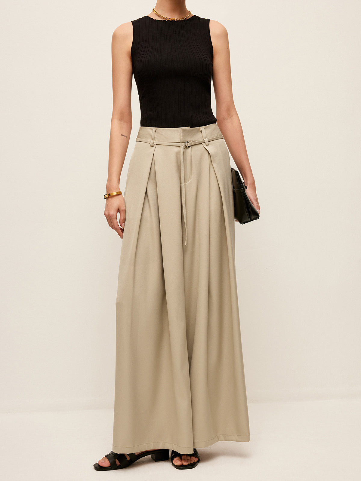Hose mit hoher Taille, Gürtel und Taschen
