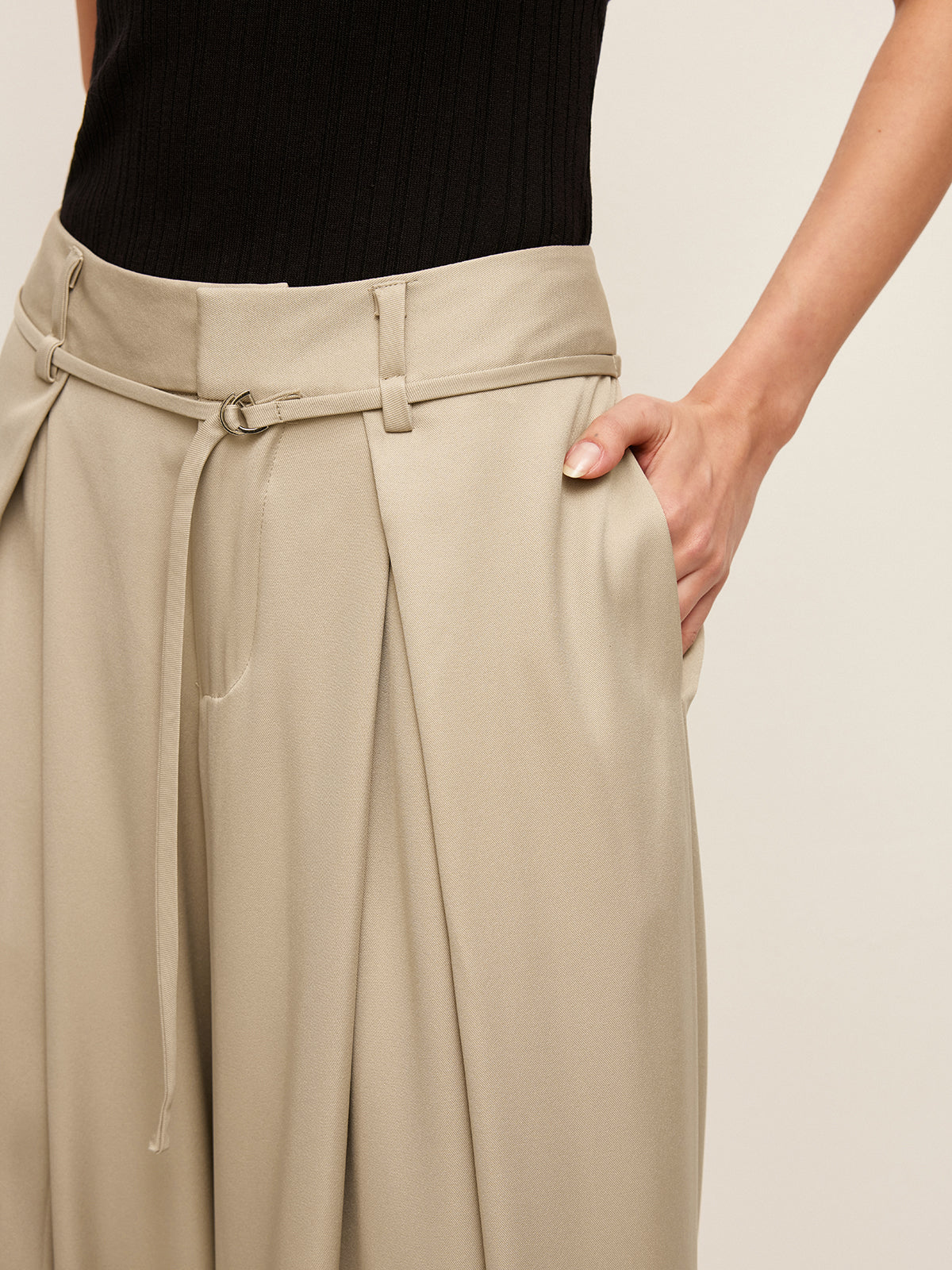 Hose mit hoher Taille, Gürtel und Taschen