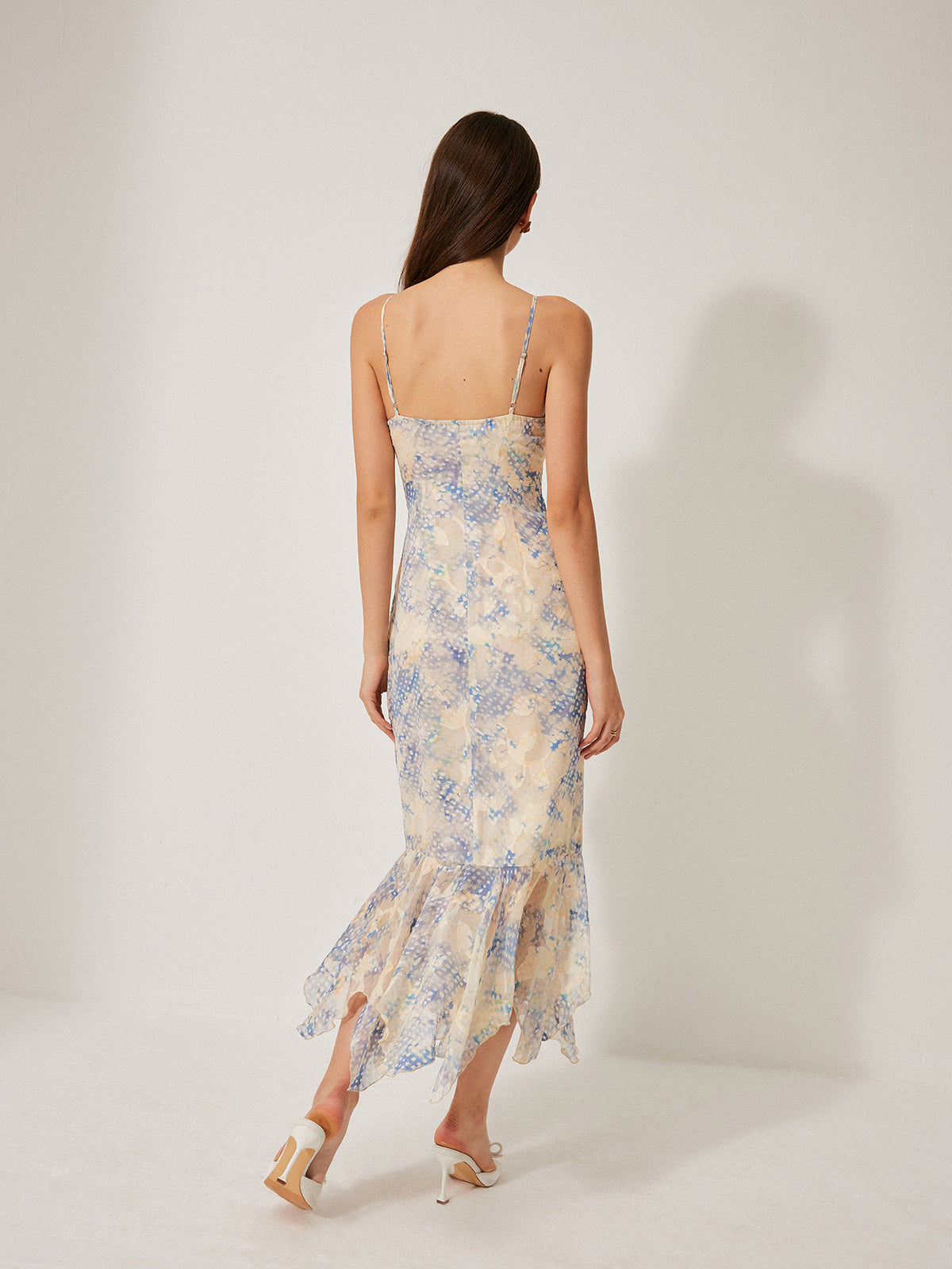 Chiffonkleid mit Bindedetail und ausgestelltem Saum