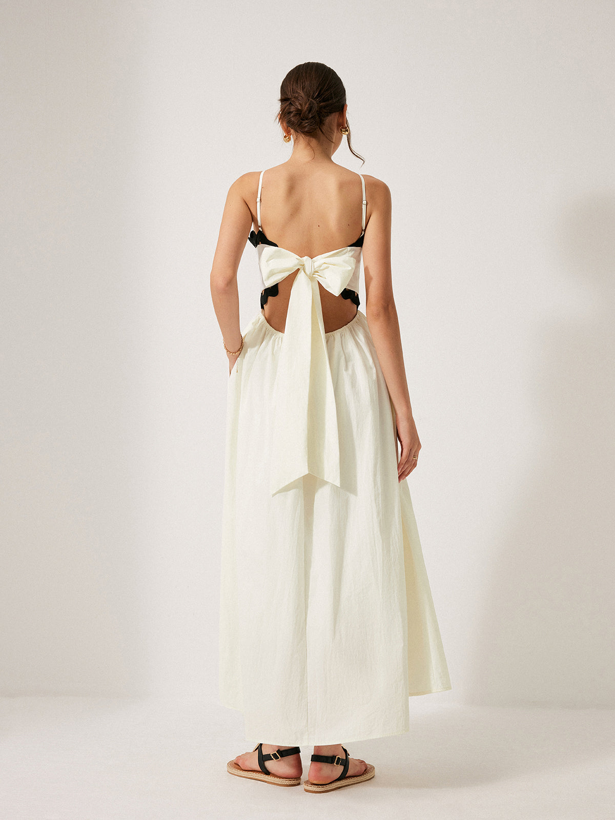 Kleid mit Wellensaum und Rückenschnürung
