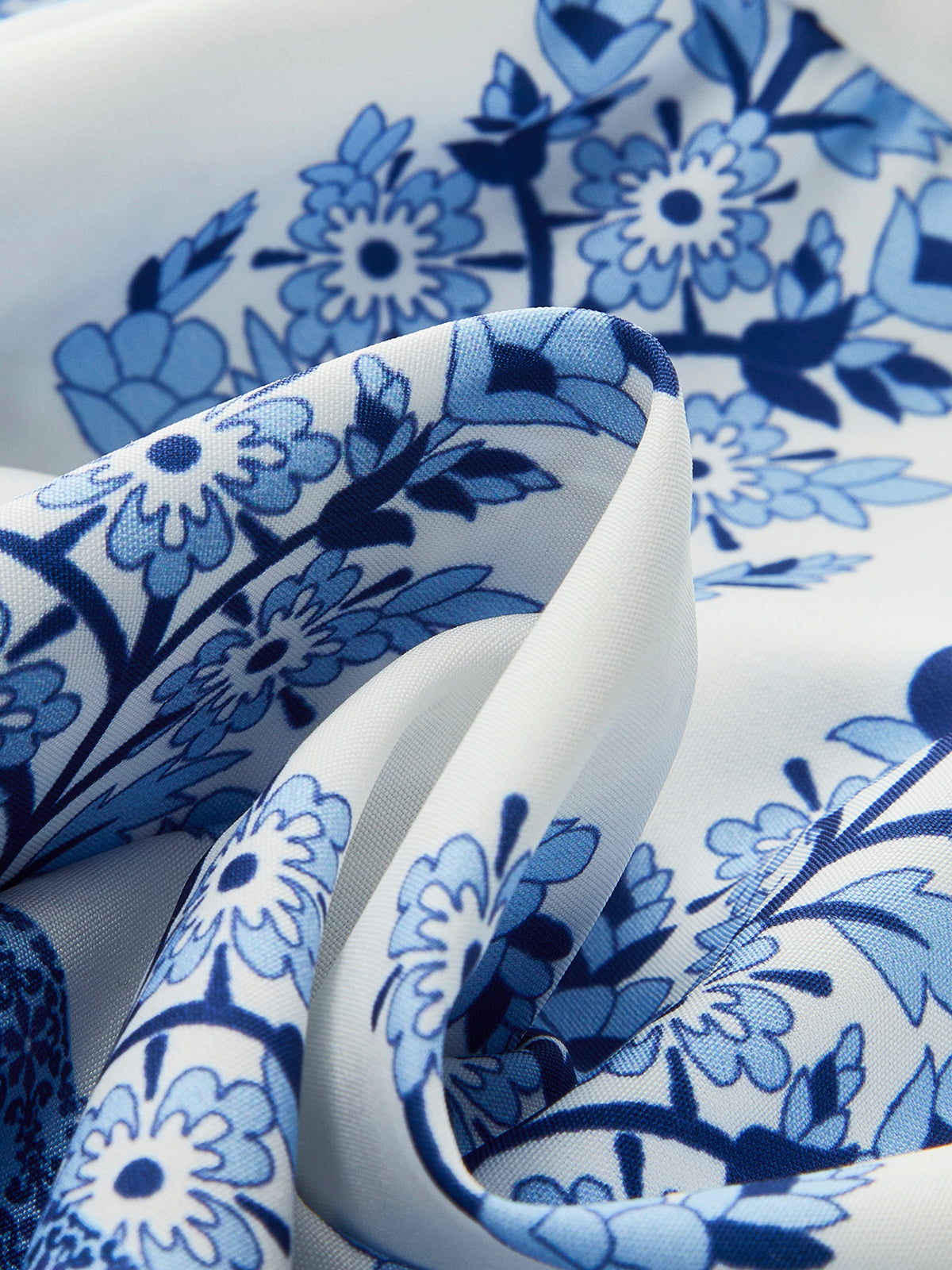 Kleid mit Blumenmuster und Bindebändern