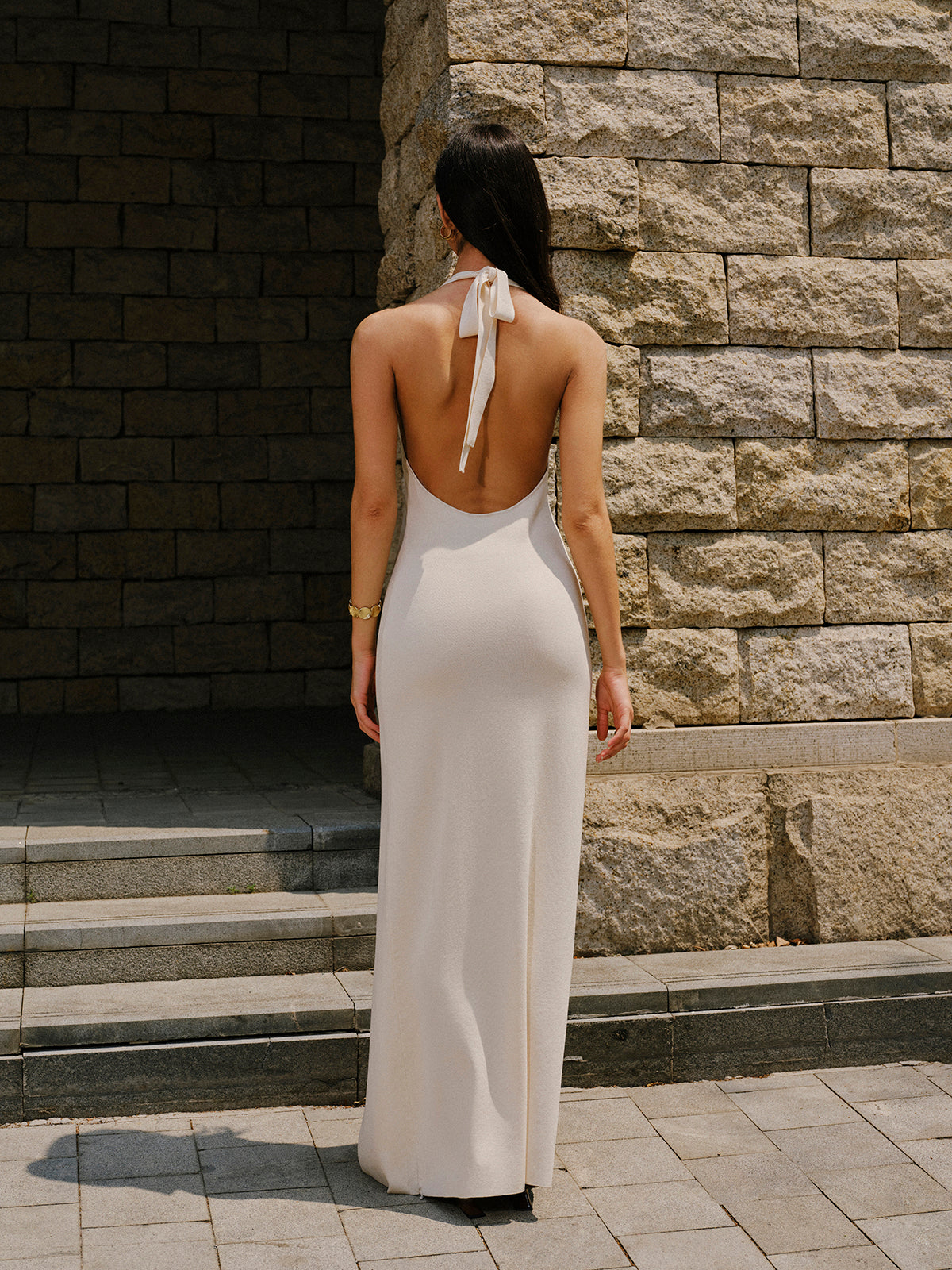 Besticktes Strickkleid mit Schlitz und Neckholder