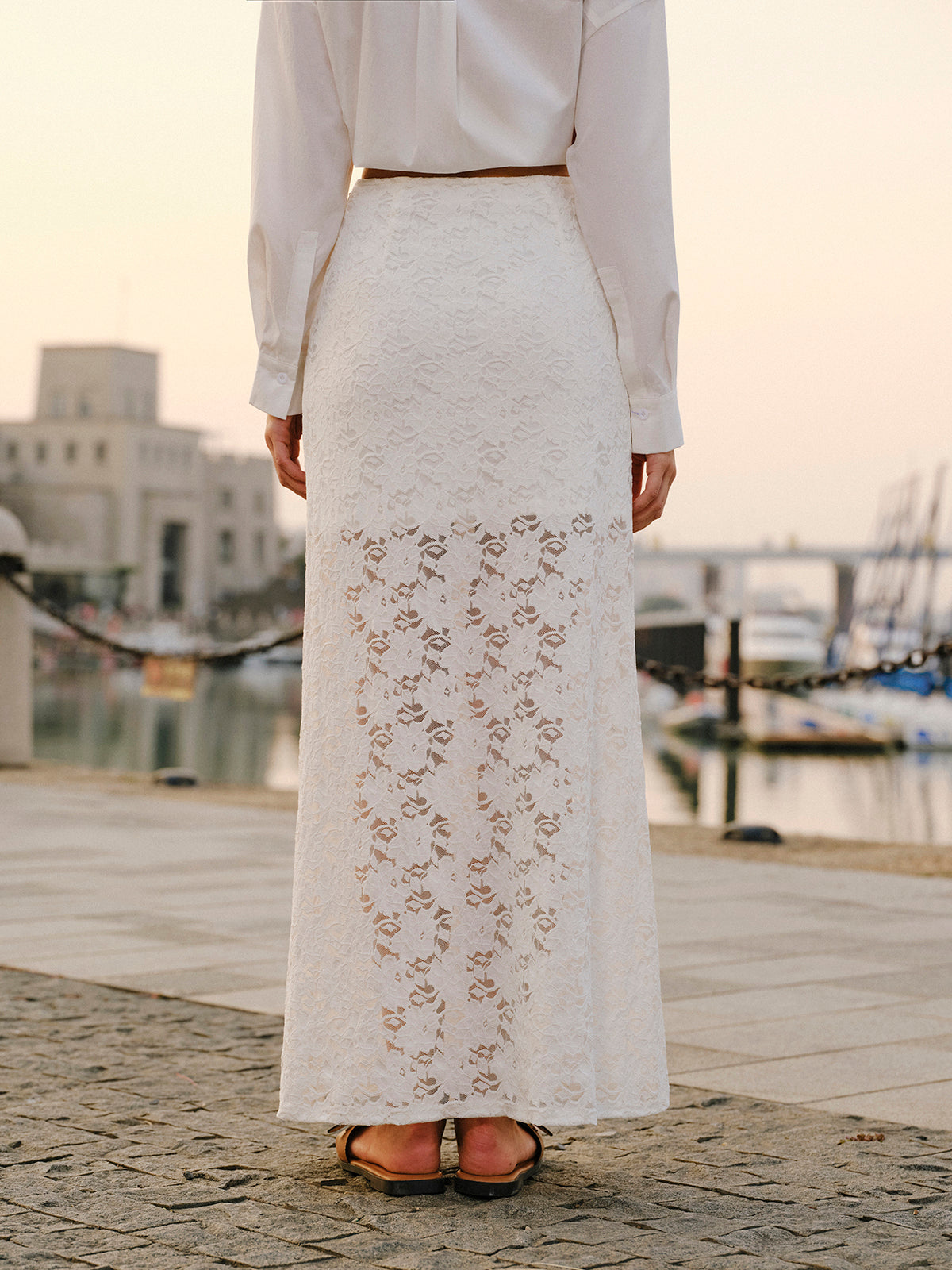 Halbtransparenter Spitzenrock