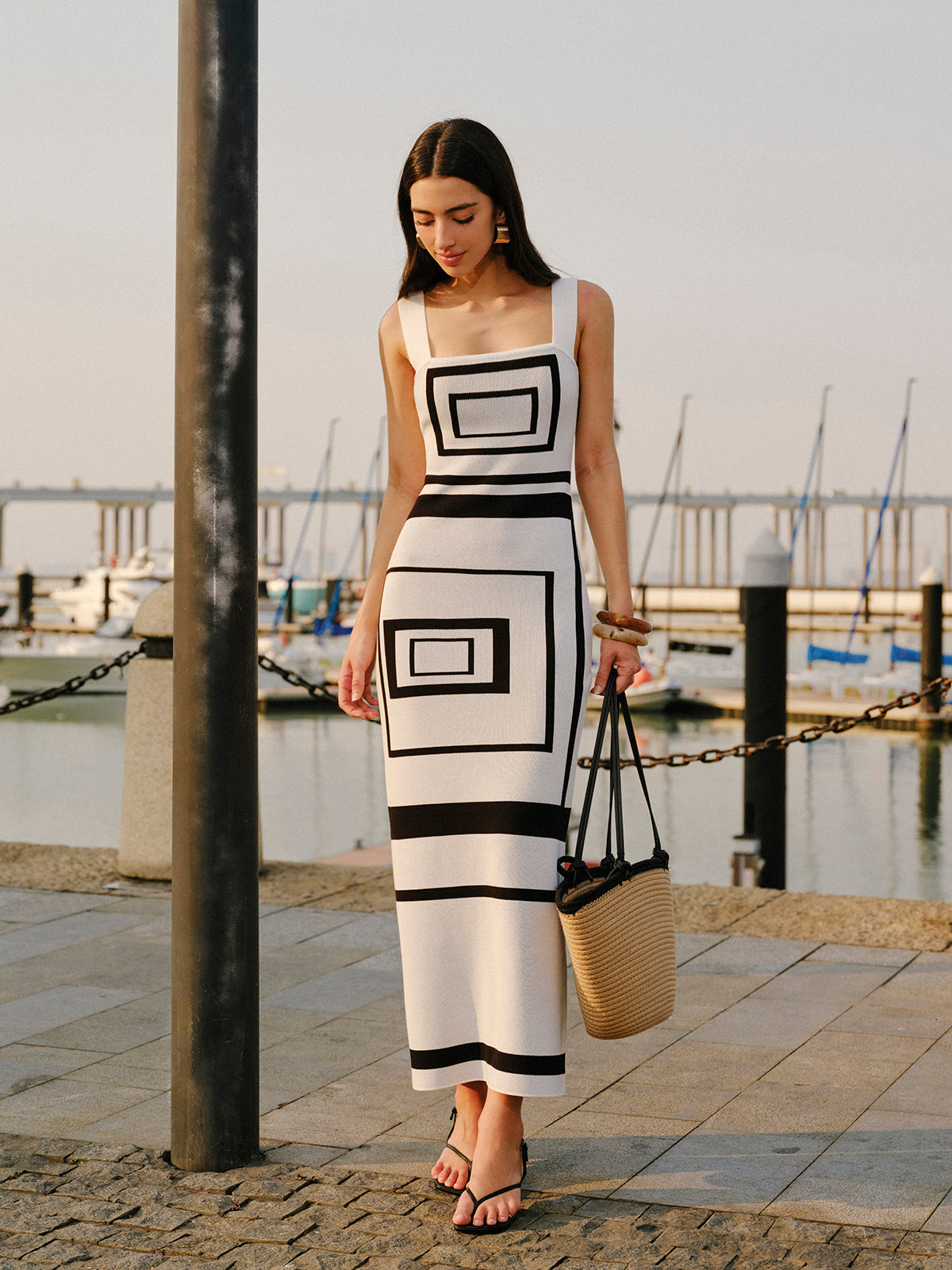 Pulloverkleid mit eckigem Ausschnitt und geometrischen Mustern