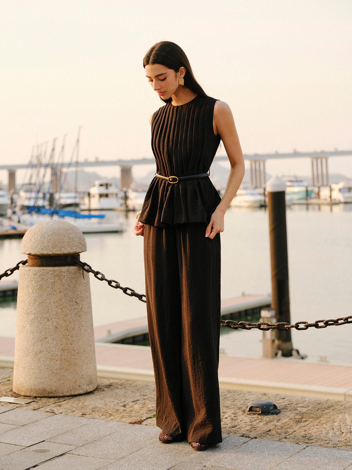 Peplum-Top mit weit geschnittener Hose und Gürtel