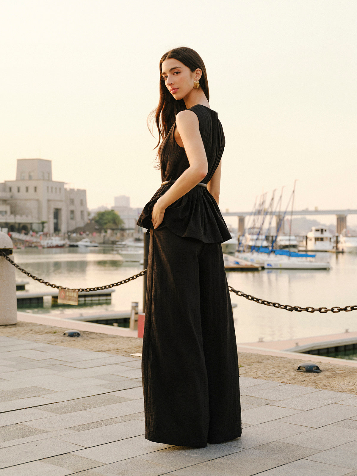 Ensemble haut péplum et pantalon large avec ceinture