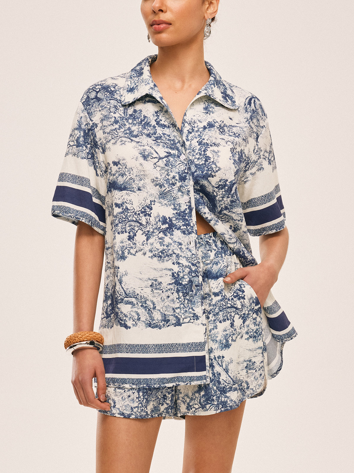Bedrucktes Set mit Shorts und Kontrastbesatz