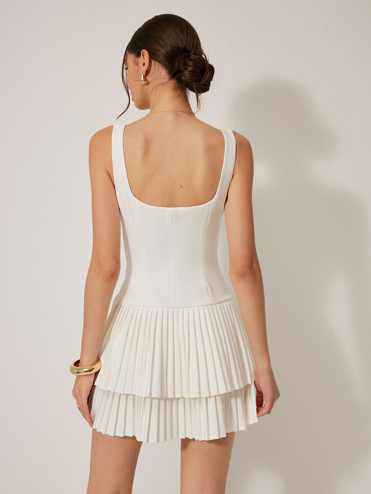 Robe plissée à col carré