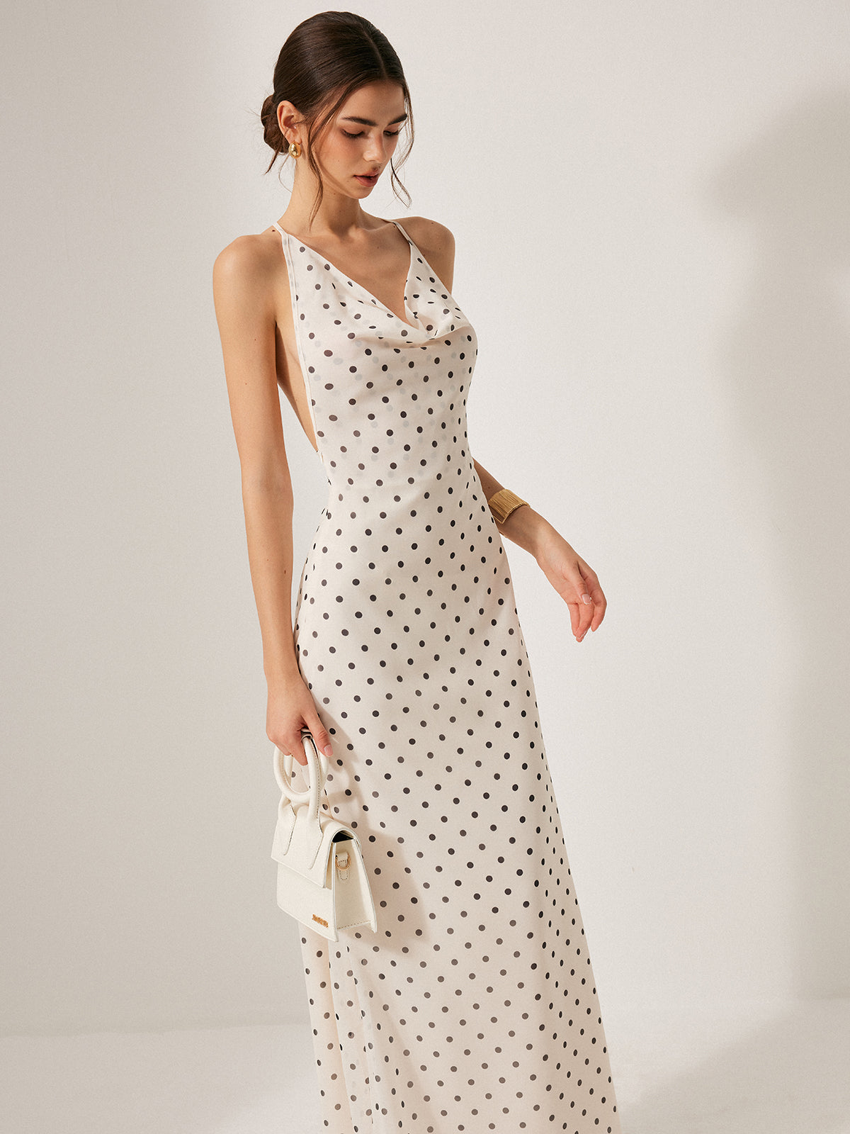 Robe en mousseline nouée à pois dos nu