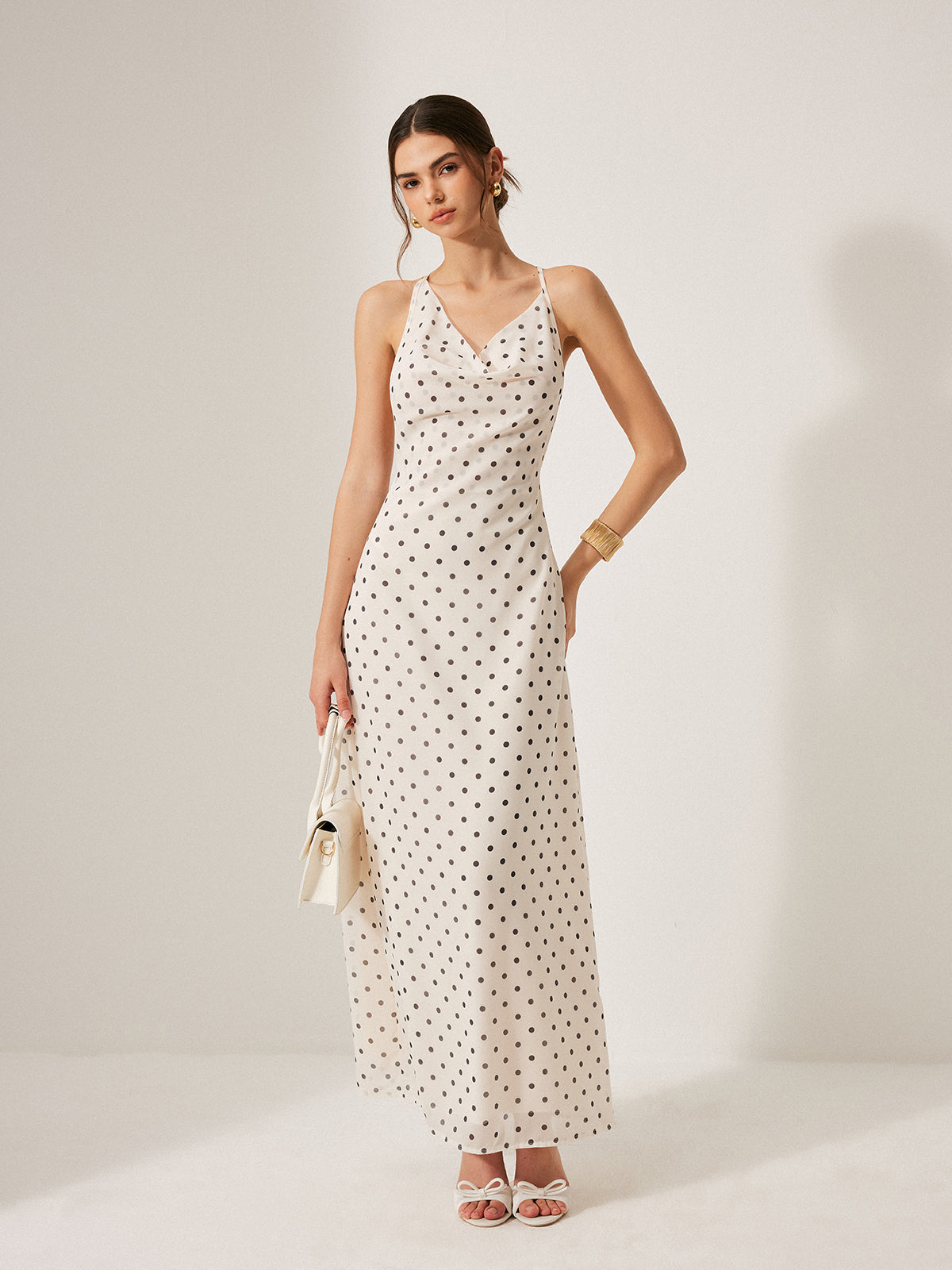 Robe en mousseline nouée à pois dos nu