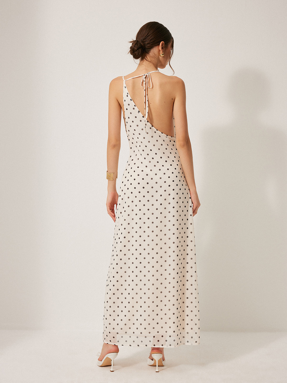 Robe en mousseline nouée à pois dos nu
