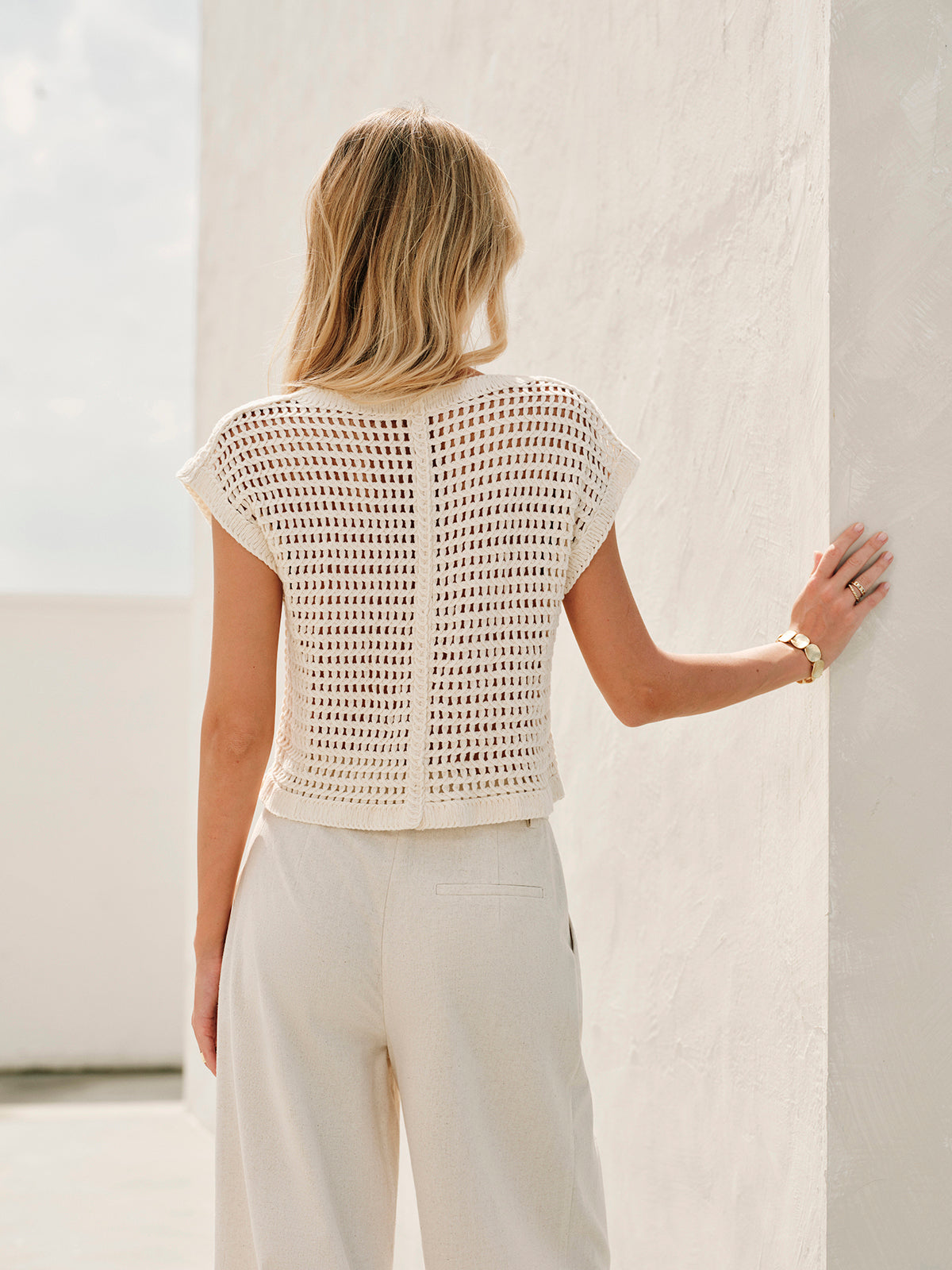 Débardeur en jacquard semi-transparent à découpes et col en V
