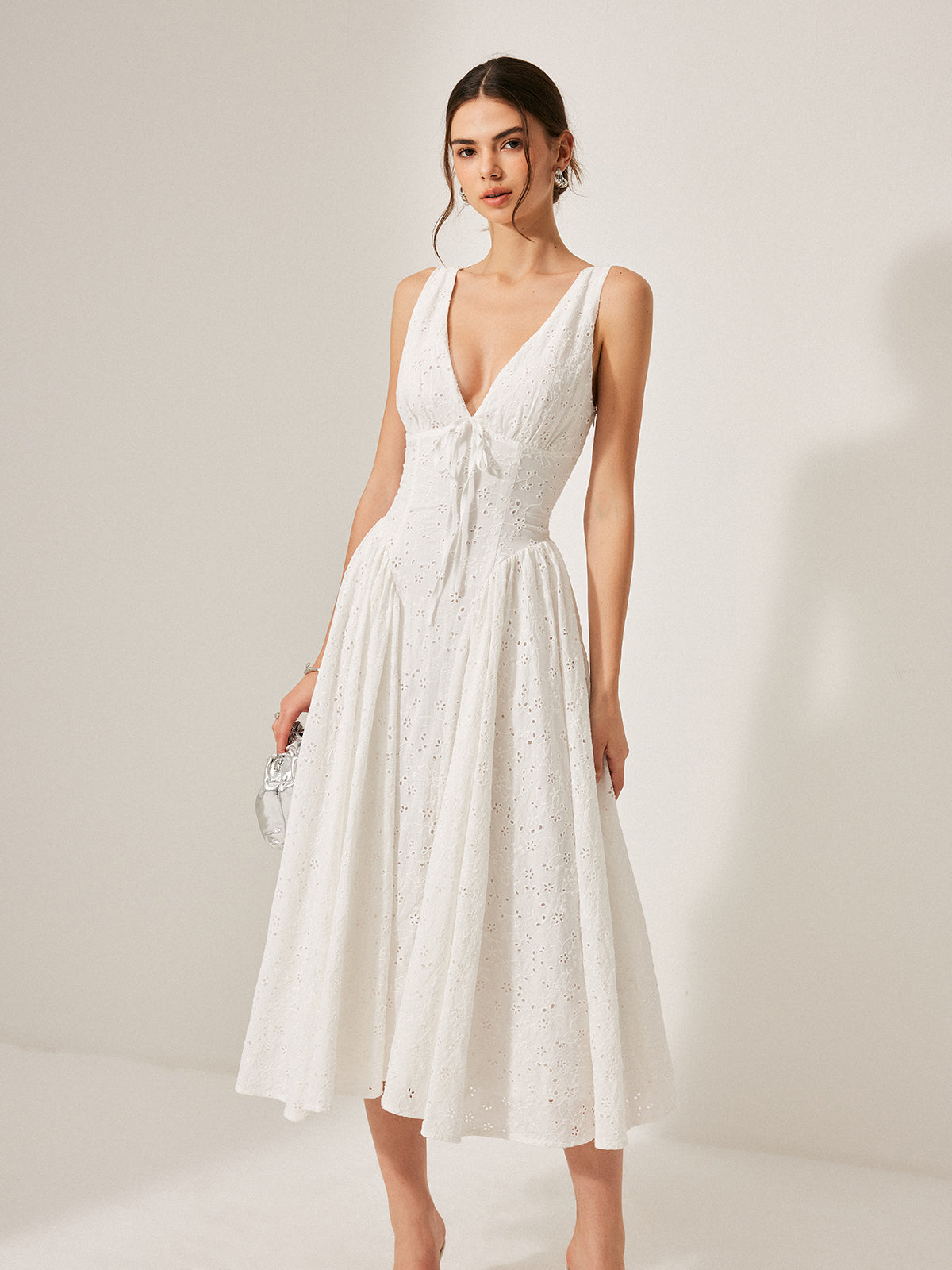 Robe en coton brodée avec laçage au dos