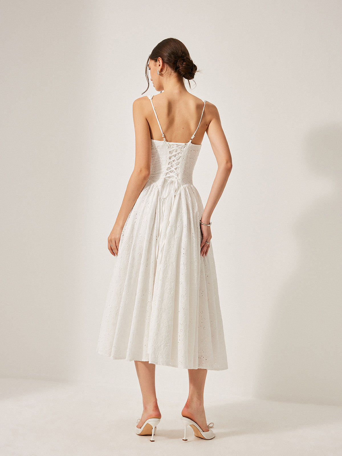 Robe en coton brodée avec laçage au dos