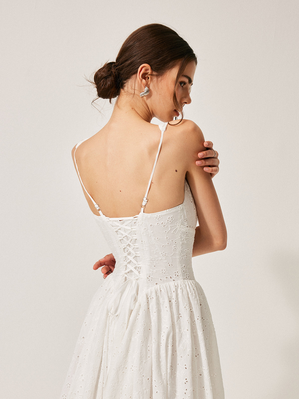 Robe en coton brodée avec laçage au dos