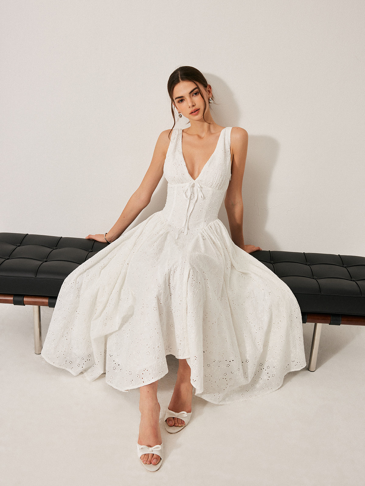 Robe en coton brodée avec laçage au dos