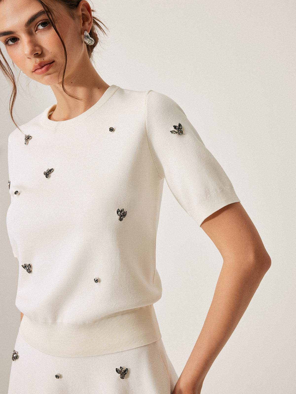 Pull uni à manches courtes et détails métalliques