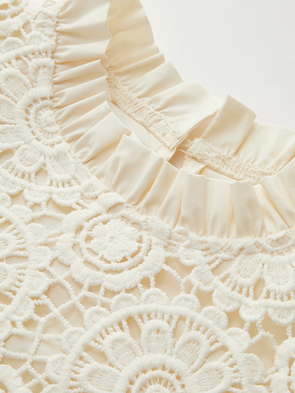 Haut sans manches en dentelle crochetée avec volants