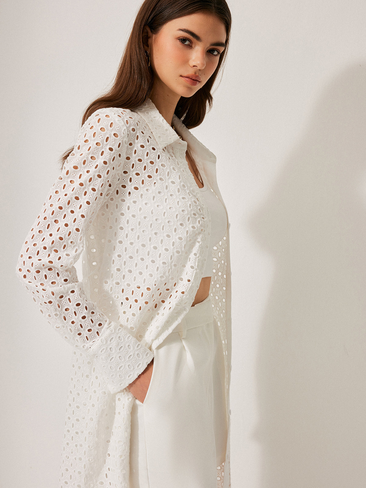 Robe semi-transparente en coton à panneaux ajourés, avec liens à nouer au dos et col à revers