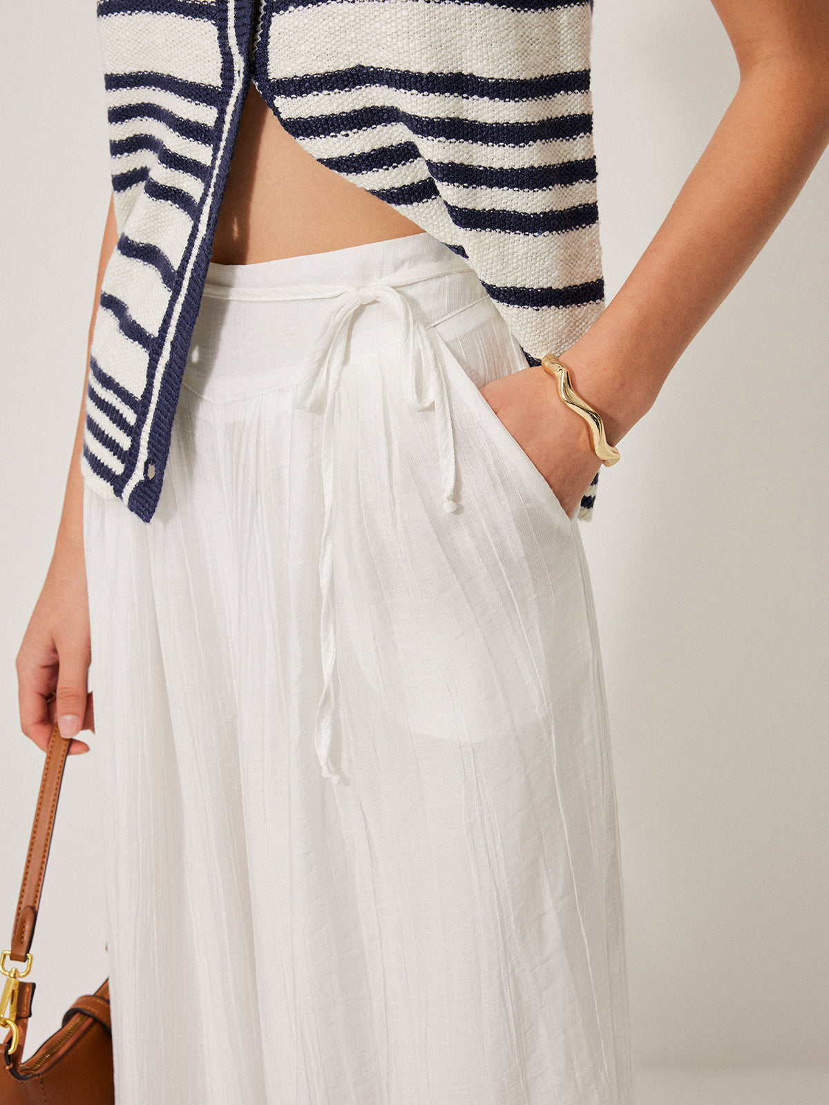Hose mit mittelhohem Bund, Taschen und Bindebändern