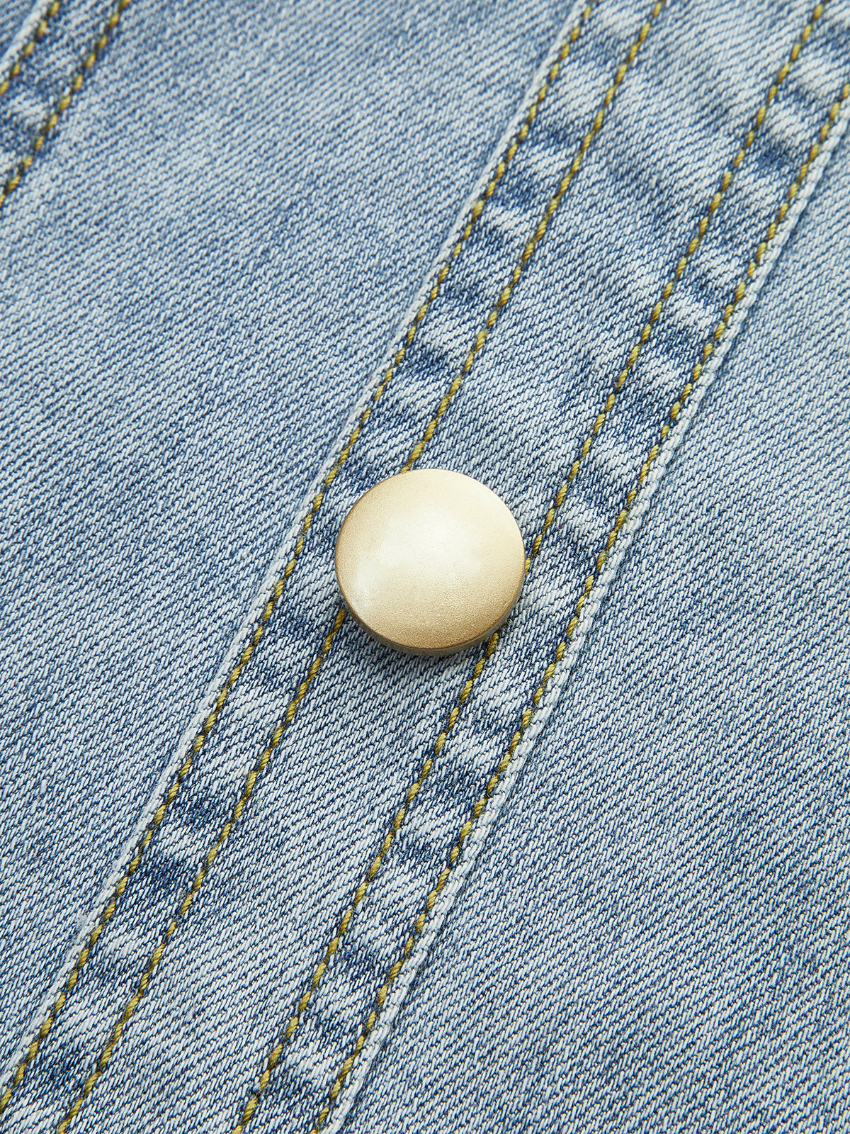 Robe sans manches en jean boutonnée sur le devant