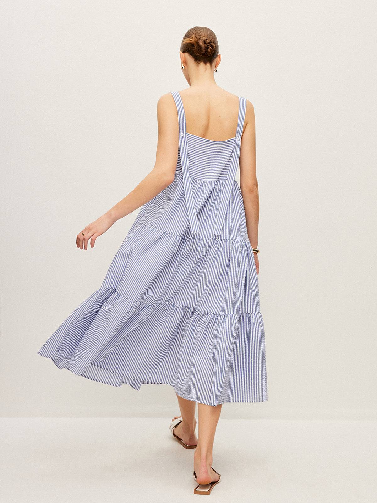 Gestreiftes ärmelloses Kleid mit Knopfdetails