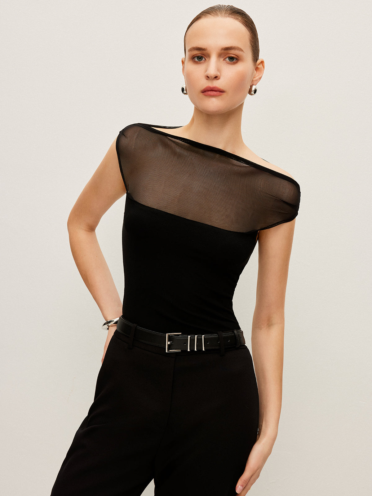 T-shirt en maille semi-transparente à empiècements et col bateau