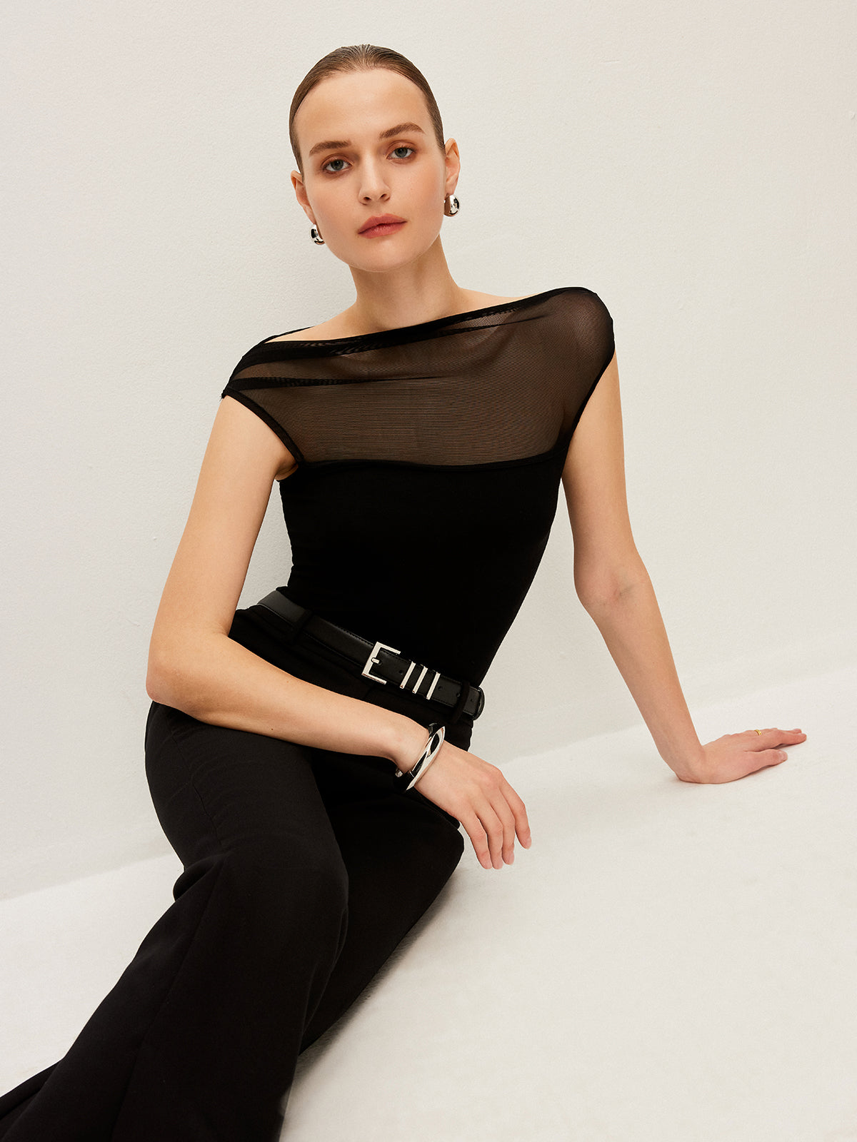 T-shirt en maille semi-transparente à empiècements et col bateau