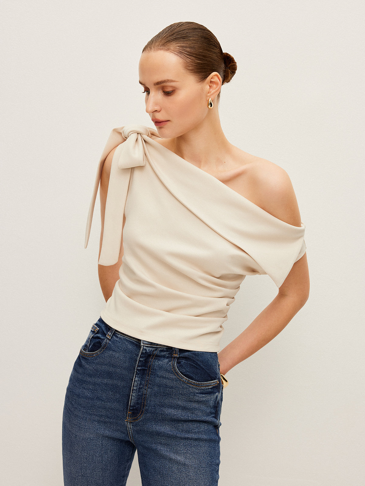 One-Shoulder-Top mit Schleifendetail