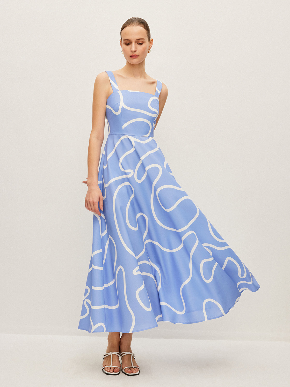 Robe à bretelles carrées imprimée de lignes abstraites