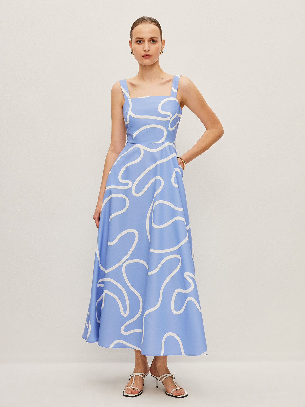 Robe à bretelles carrées imprimée de lignes abstraites