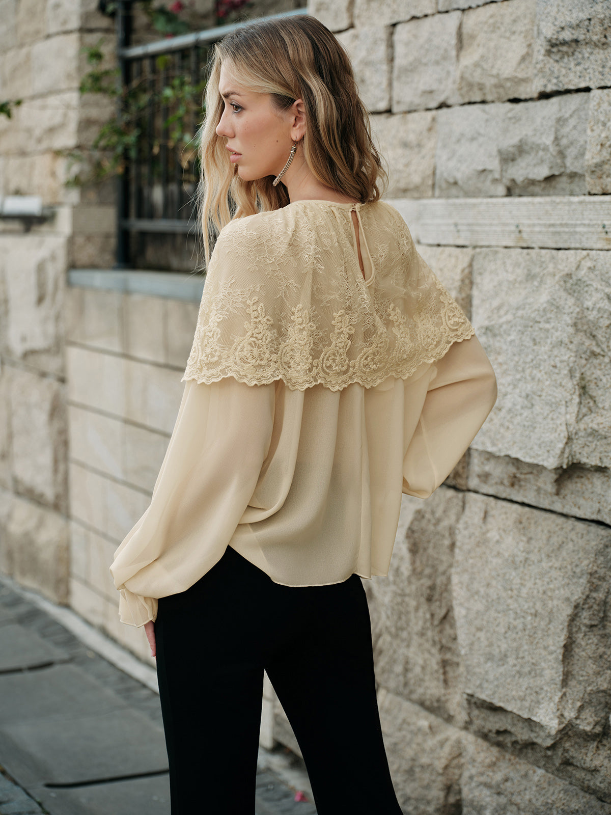 Chemisier en mousseline de soie semi-transparente avec dentelle