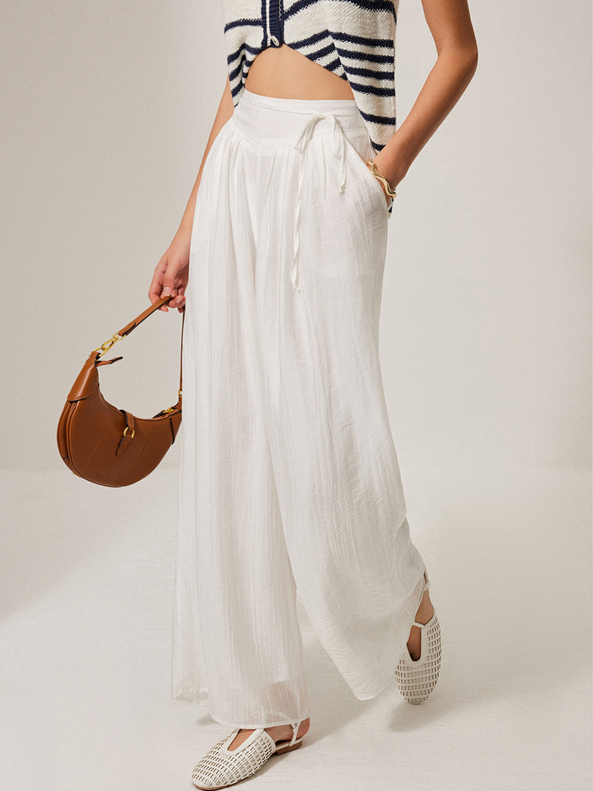 Hose mit mittelhohem Bund, Taschendetails und Bindeband