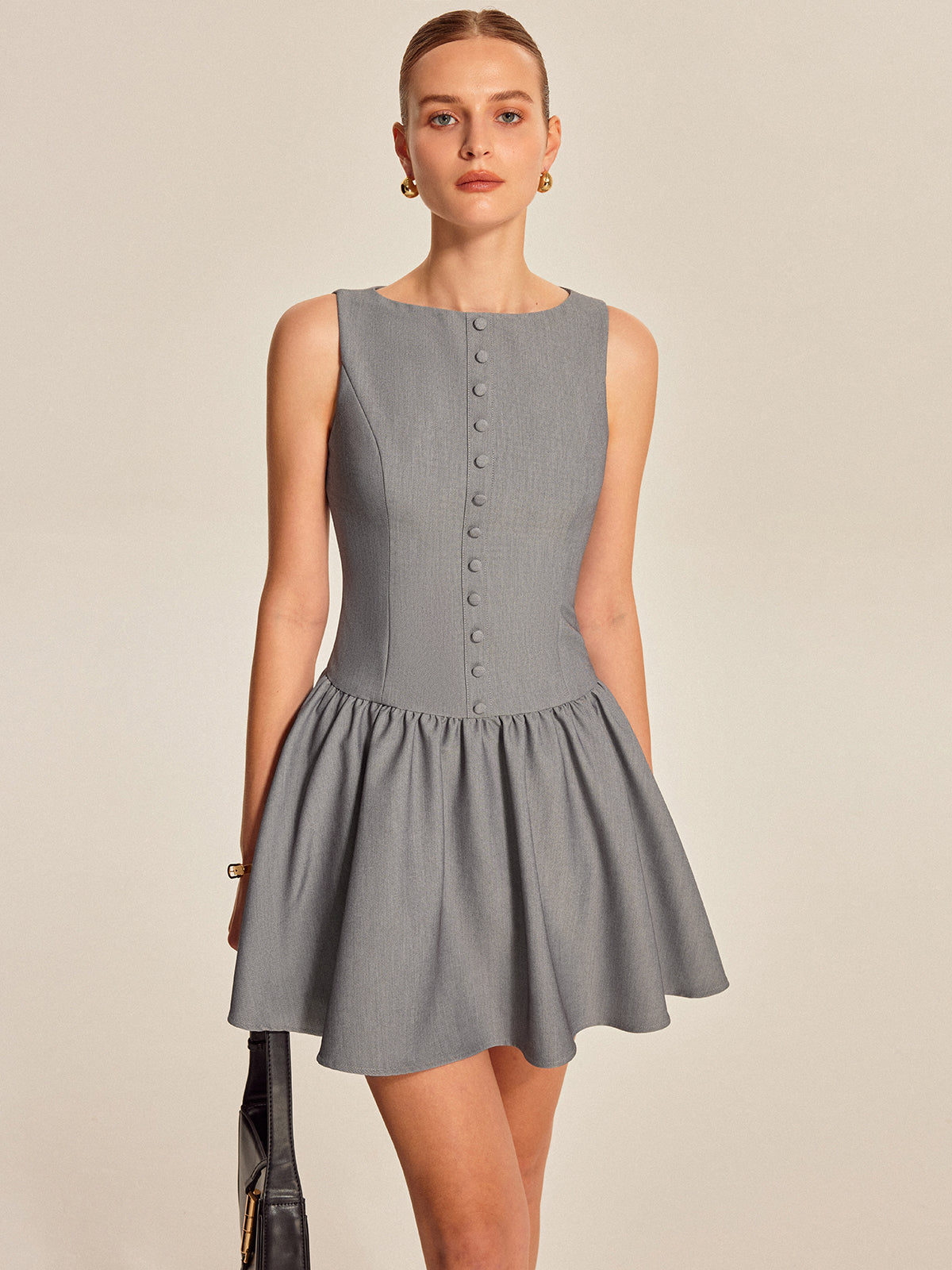 Robe sans manches plissée boutonnée sur le devant