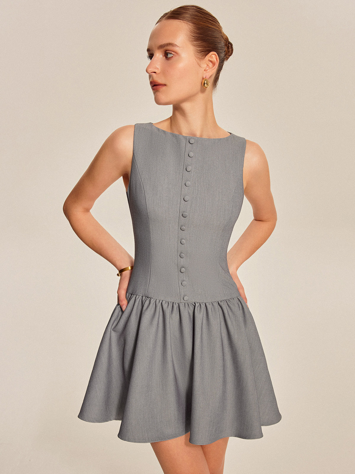 Robe sans manches plissée boutonnée sur le devant