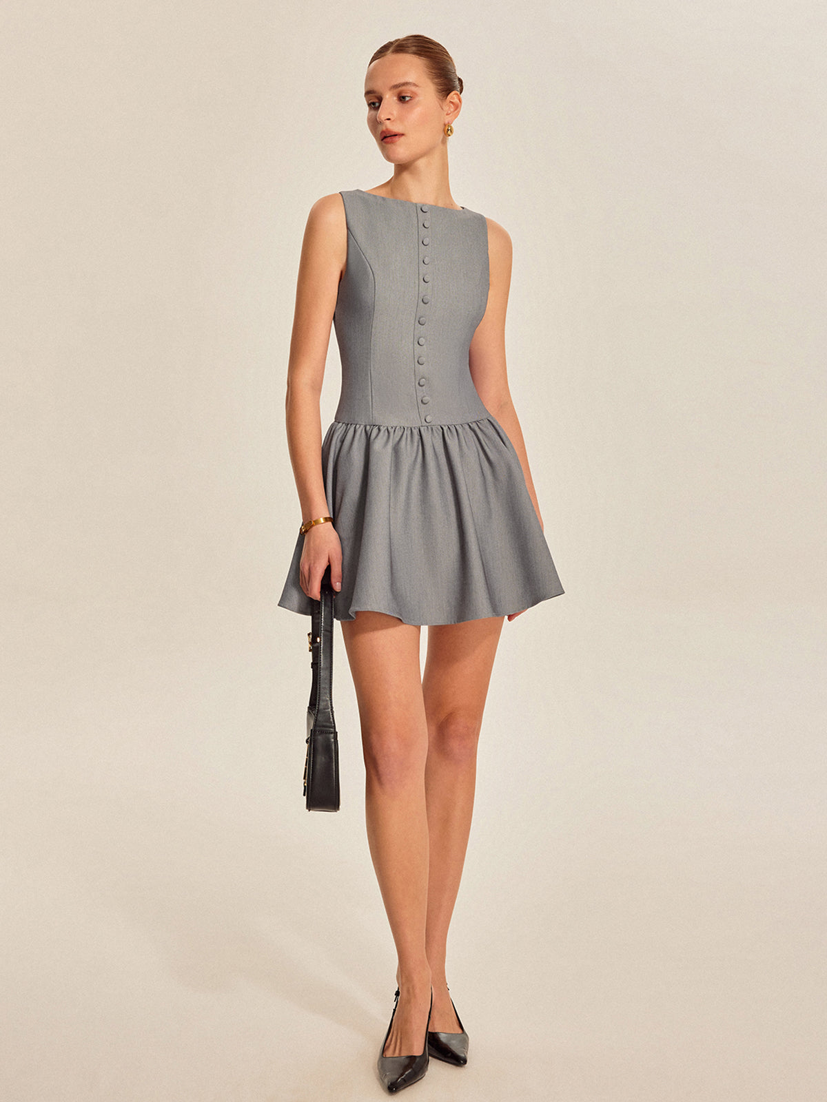 Robe sans manches plissée boutonnée sur le devant