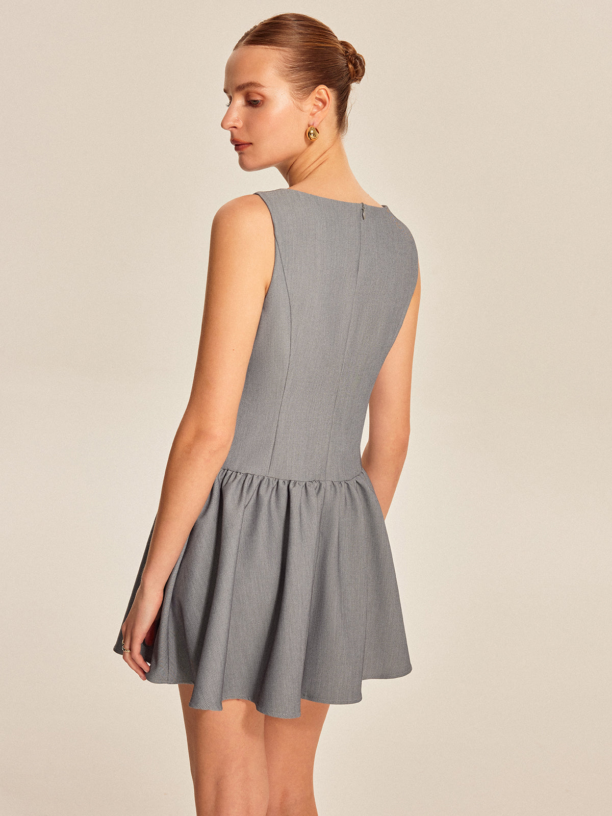 Robe sans manches plissée boutonnée sur le devant