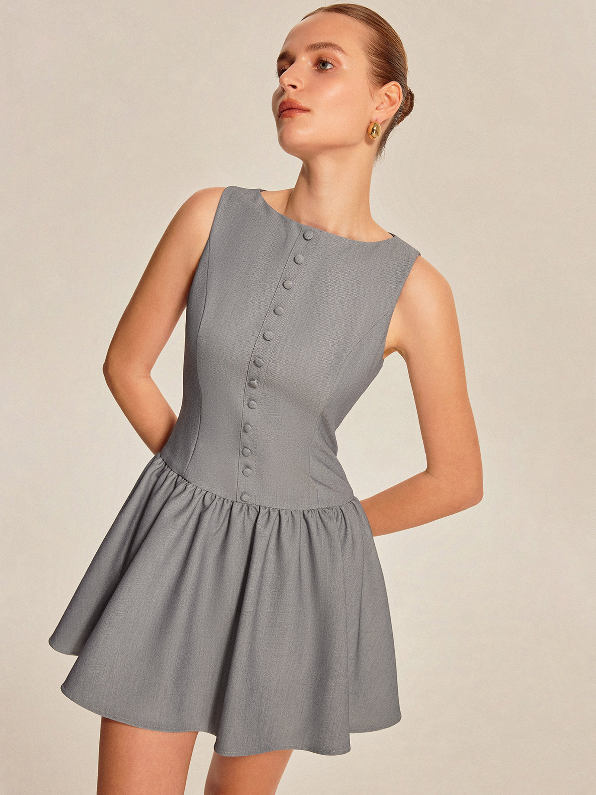 Robe sans manches plissée boutonnée sur le devant