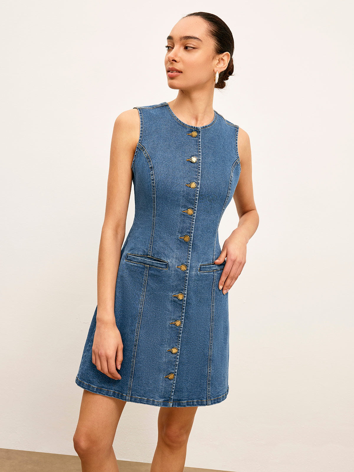 Robe en jean à poches avec détails boutonnés
