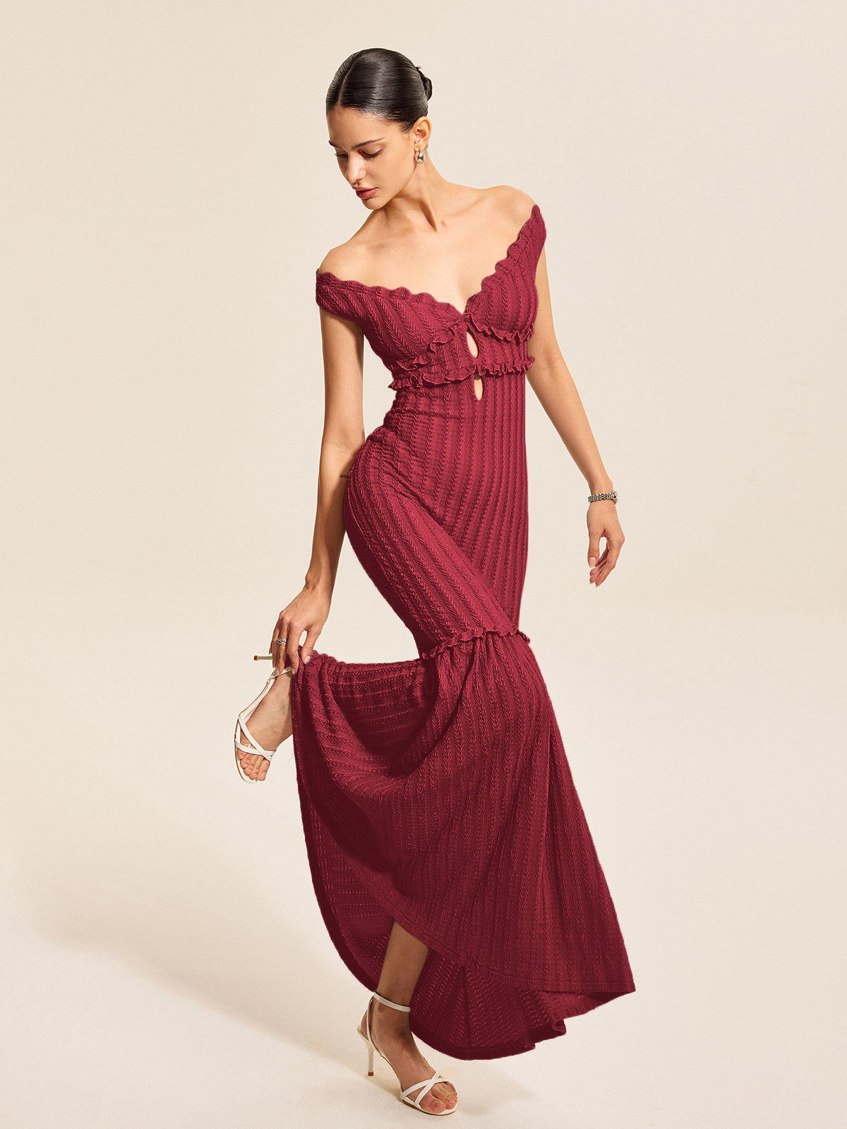 Kleid mit schulterfreiem Rüschenausschnitt