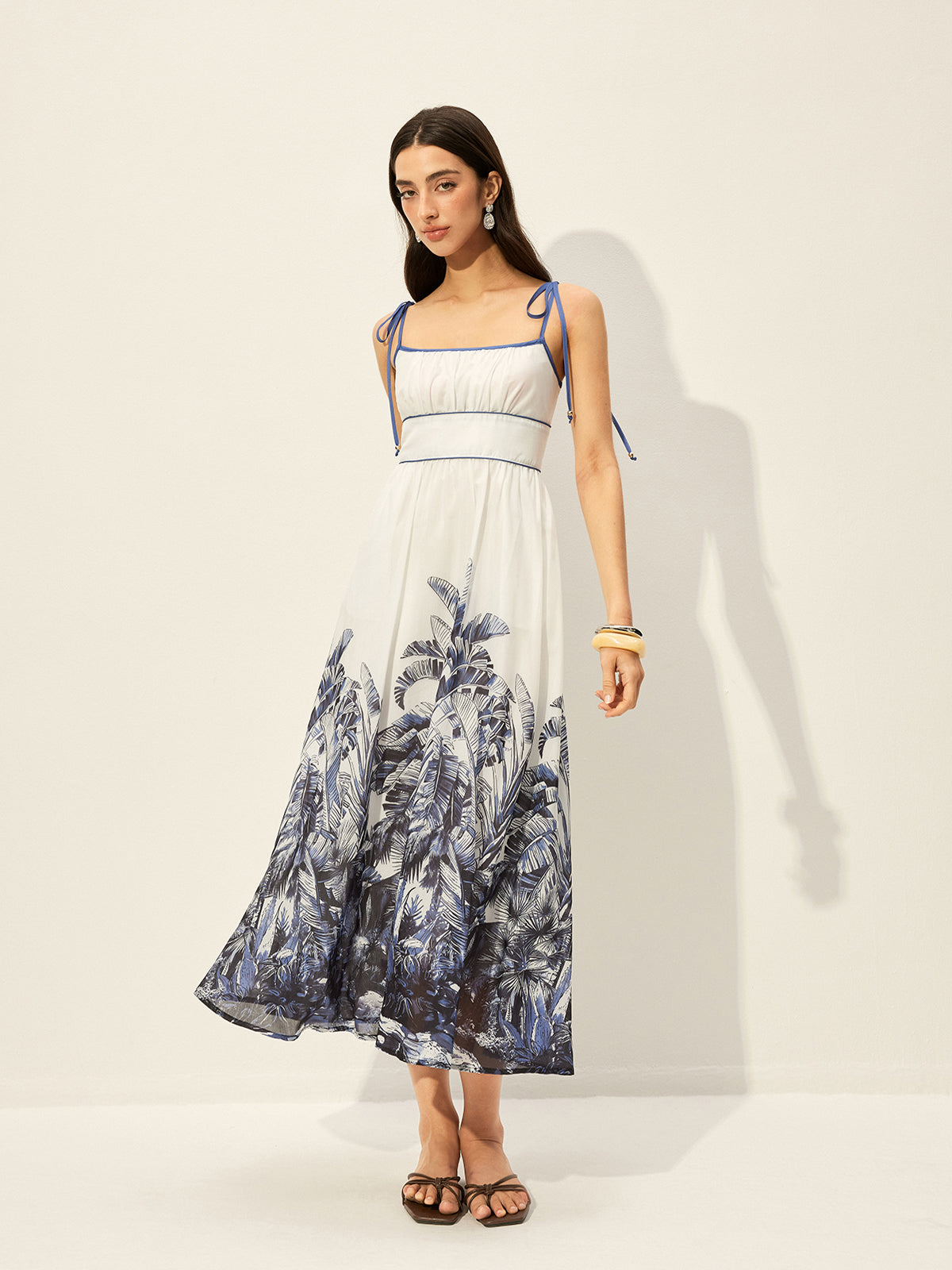 Kleid mit Tropenmuster und Bindeträgern