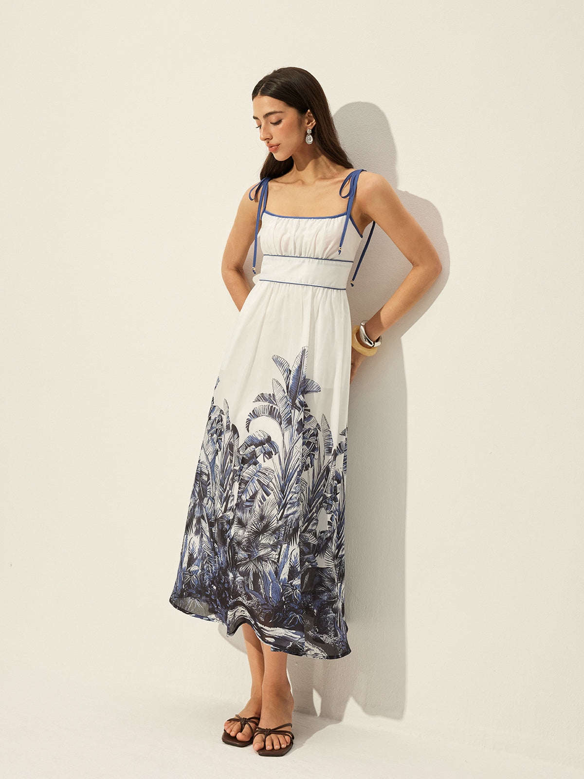 Kleid mit Tropenmuster und Bindeträgern