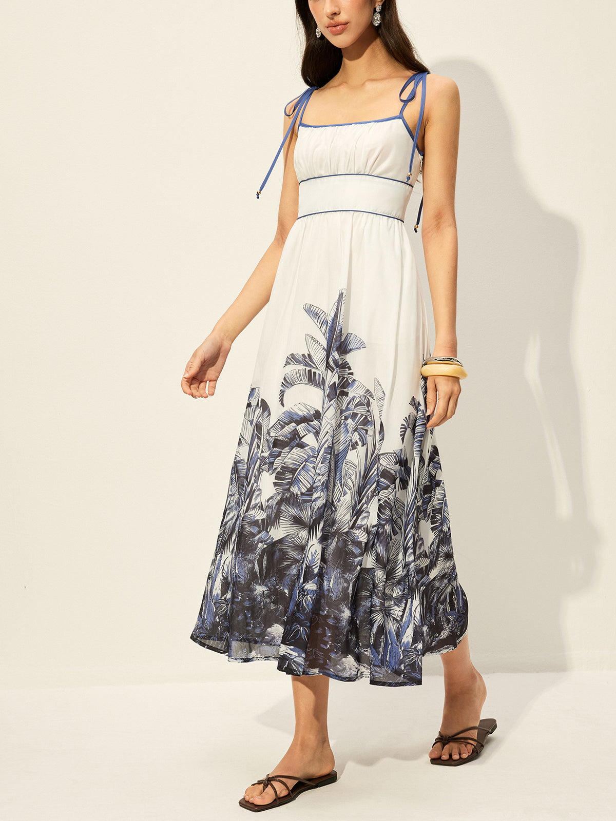 Kleid mit Tropenmuster und Bindeträgern