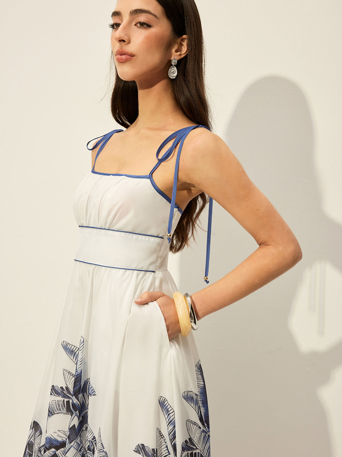 Kleid mit Tropenmuster und Bindeträgern