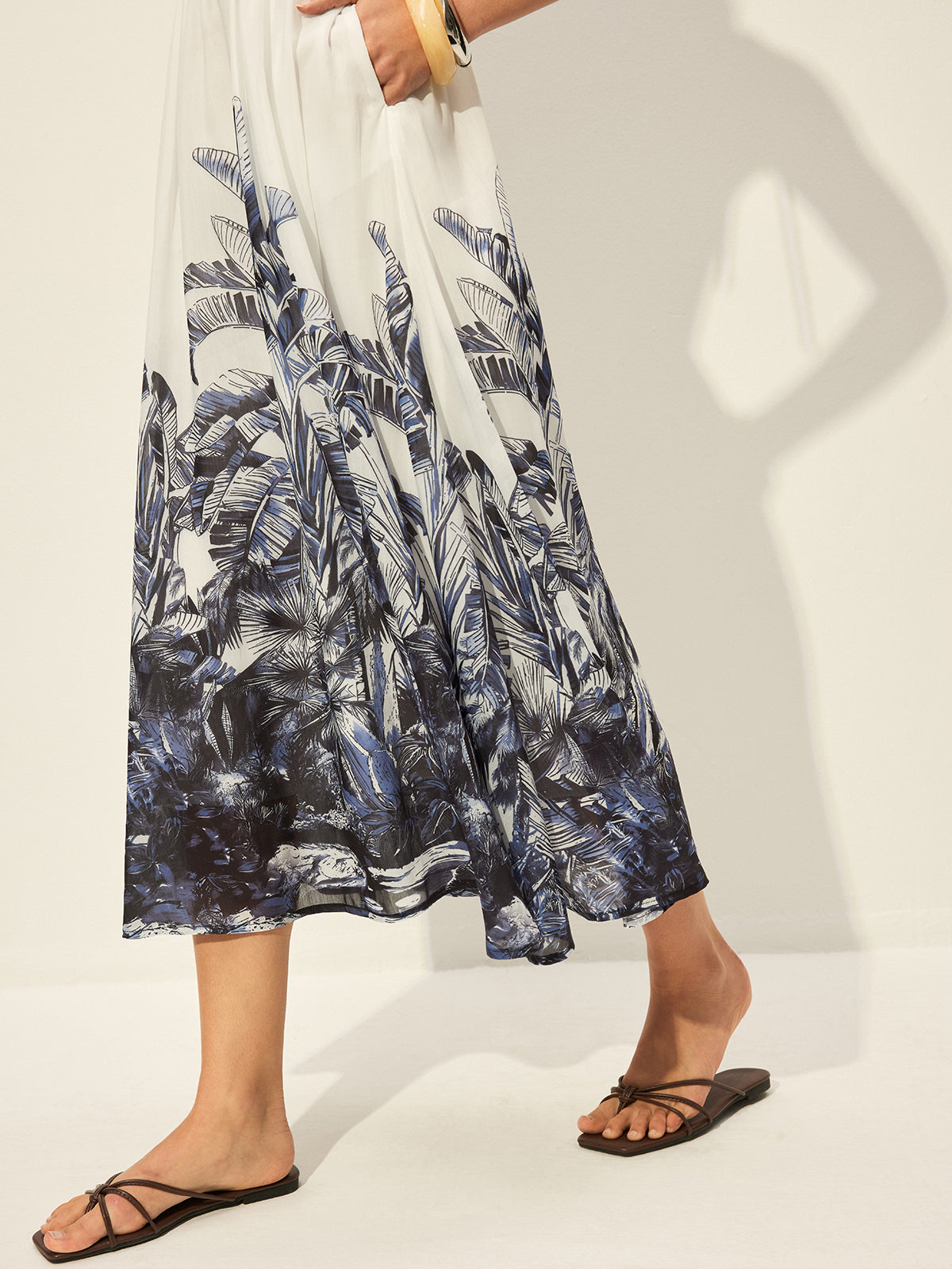 Kleid mit Tropenmuster und Bindeträgern