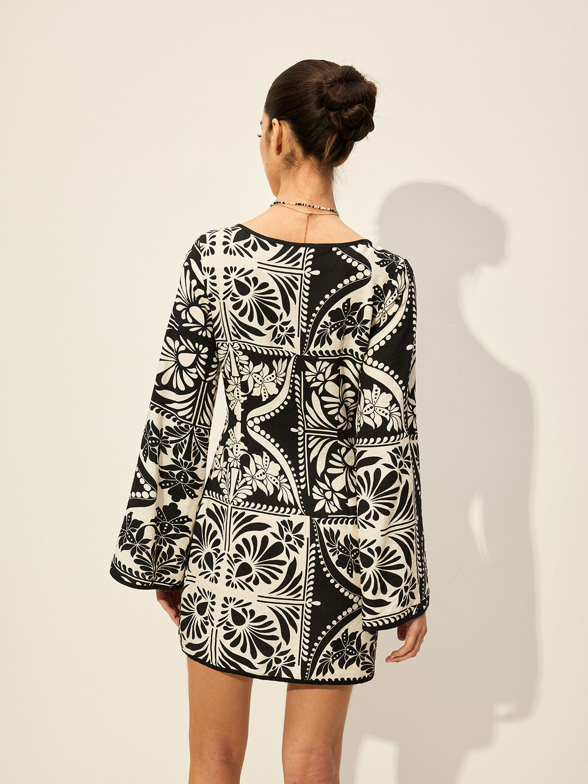 Robe imprimée à nouer devant et à manches cloche