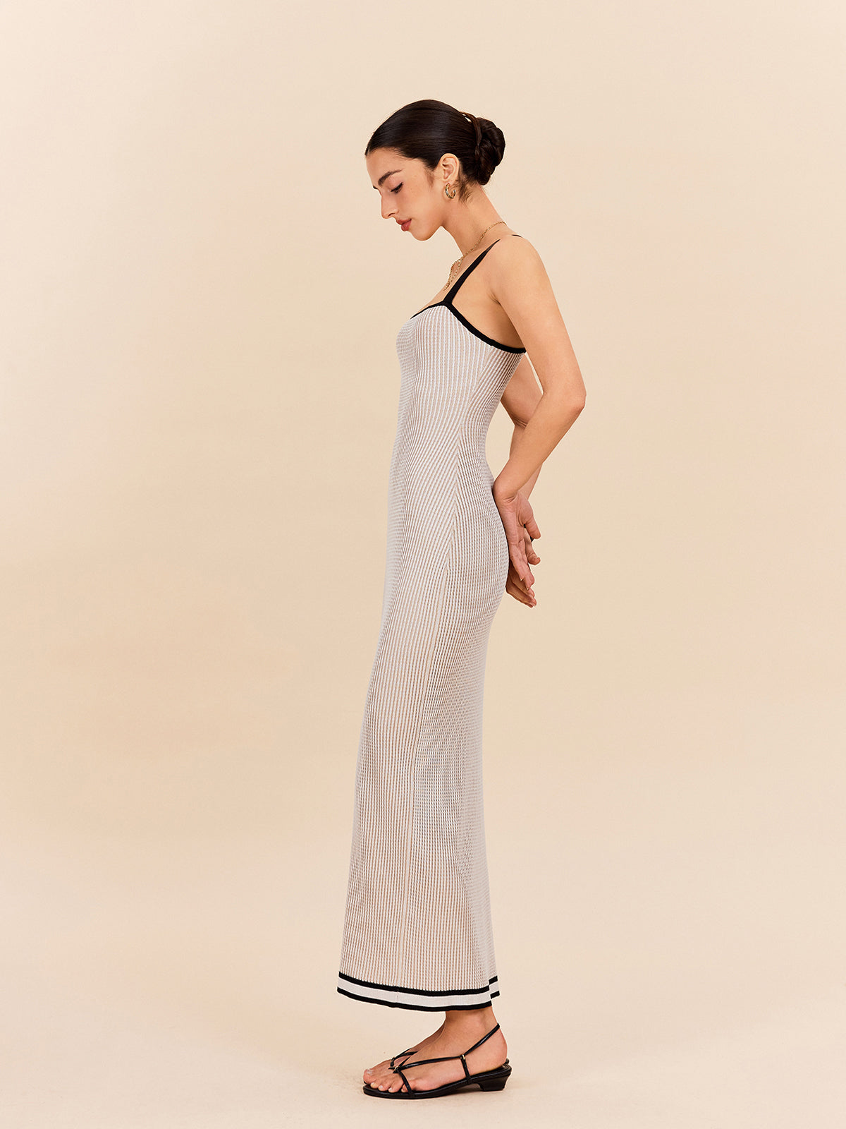 Gestreiftes Trägerkleid mit kontrastierenden Akzenten