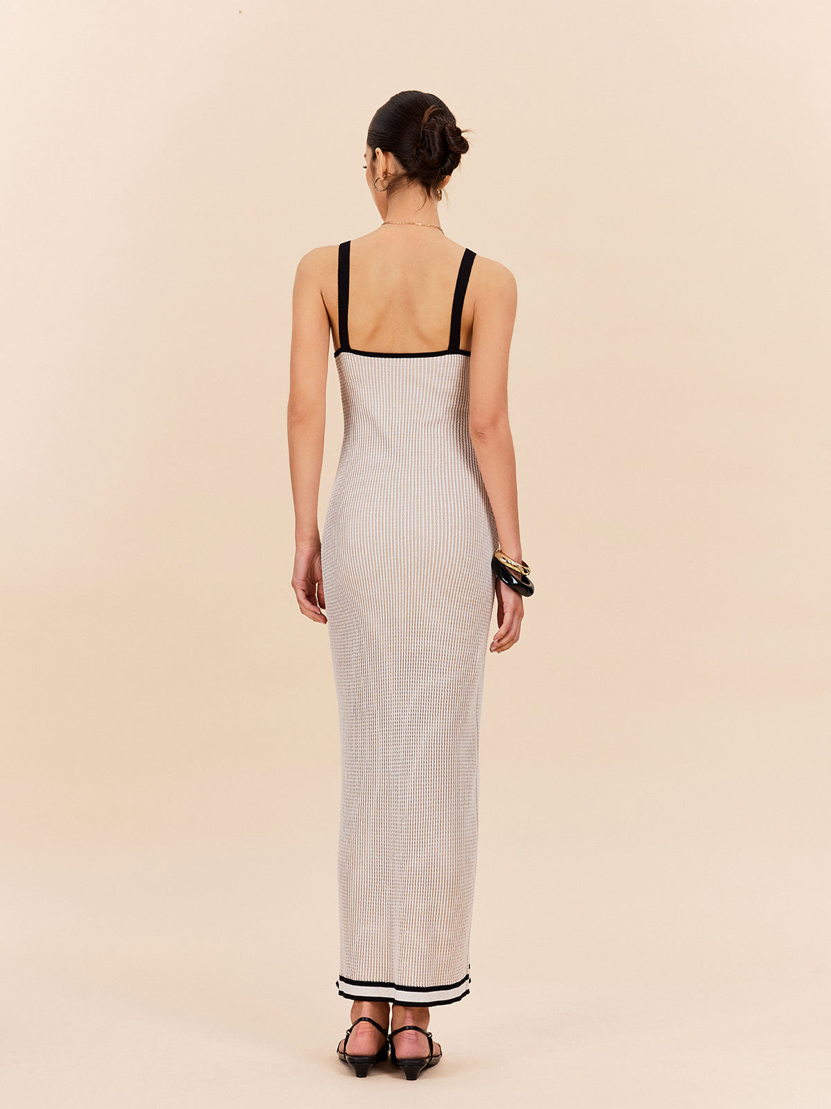 Gestreiftes Trägerkleid mit kontrastierenden Akzenten
