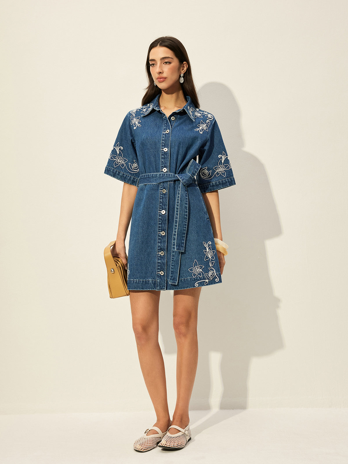 Robe chemise en jean brodée avec ceinture